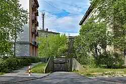 Wjazd do podziemnych garaży. Element wojskowej infrastruktury Nowej Huty, garaż był użytkowany przez sekcję motorową KS Hutnik, obecnie (2021) prywatne garaże.