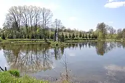 Staw w Uniszowicach. Na środku – kapliczka