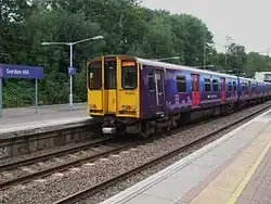 Odjeżdżający ze stacji pociąg typu British Rail Class 313