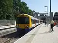 Pociąg typu British Rail Class 378 w barwach London Overground na stacji Canonbury