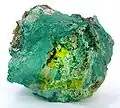 Uranofan w próbce malachitu.