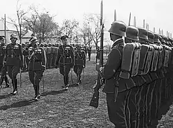 Uroczystość 3-lecia szkoły policyjnej w Golędzinowie. Komendant główny Policji Państwowej gen. Kordian Zamorski (salutuje) przechodzi przed frontem kandydatów rezerwy, 1939 r.