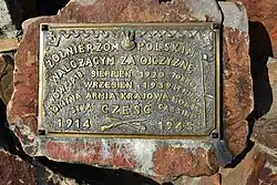 Rynek, tablica na pomniku poświęconym żołnierzom polskim poległym w latach 1914–1945