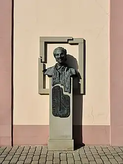 Pomnik Eugeniusza Wanieka, patrona biblioteki