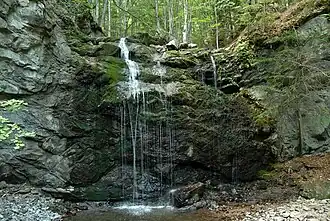 Formacje skalne i wodospad na terenie parku (2017)