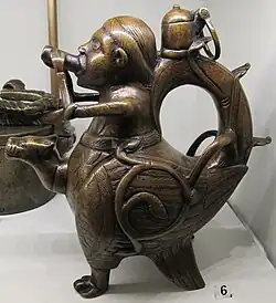 Akwamanile w postaci fantastycznego ptaka (XII w.)