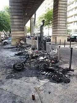 Spalone skutery w Paryżu – przykład wandalizmu złośliwego