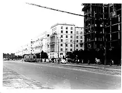 Ruiny gmachu Centrali PKO w 1960 na rogu ul. Marszałkowskiej i ul. Świętokrzyskiej (z prawej strony)