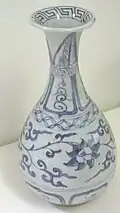 Waza typu yuhuchun. Porcelana malowana podszkliwnie. Jingdezhen, początek XIV w. Muzeum Guimet