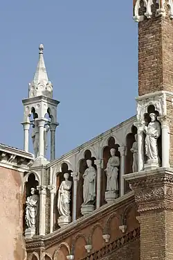 Posągi apostołów po lewej stronie fasady