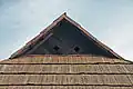Przyczółek dachu z otworami do&nbsp;odprowadzania dymu (skansen w Pyrohiwie)