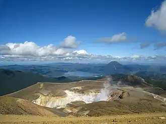 Widok z góry Me-akan, jezioro Akan w centrum, góra O-akan w głębi po prawej