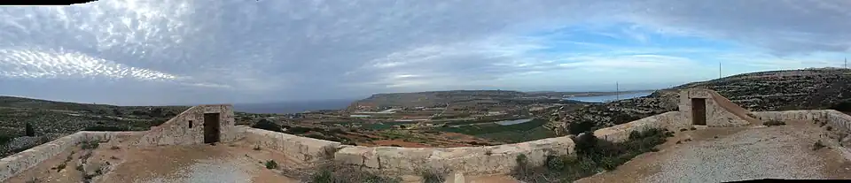 Widok z dachu budynku; na krańcach wyjścia z dwóch klatek schodowych, które, jak mówi się symbolizują diable rogi