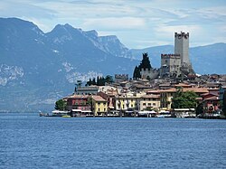 Widok na Malcesine od strony jeziora Garda od południa