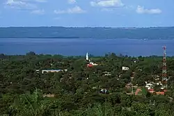 Widok na miasto z lotu ptaka, pośrodku widoczna wieża kościelna