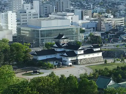 Widok zamku Toyama z budynku władz miasta