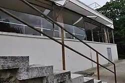 Ruchome szklane ściany kurtynowe w willi Tugendhatów w Brnie (1930), arch. Ludwig Mies van der Rohe.