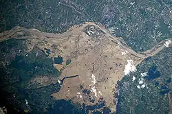 Zdjęcie satelitarne przedstawia szeroko rozlane wody Wisły w Sandomierzu. Zalane są setki domów