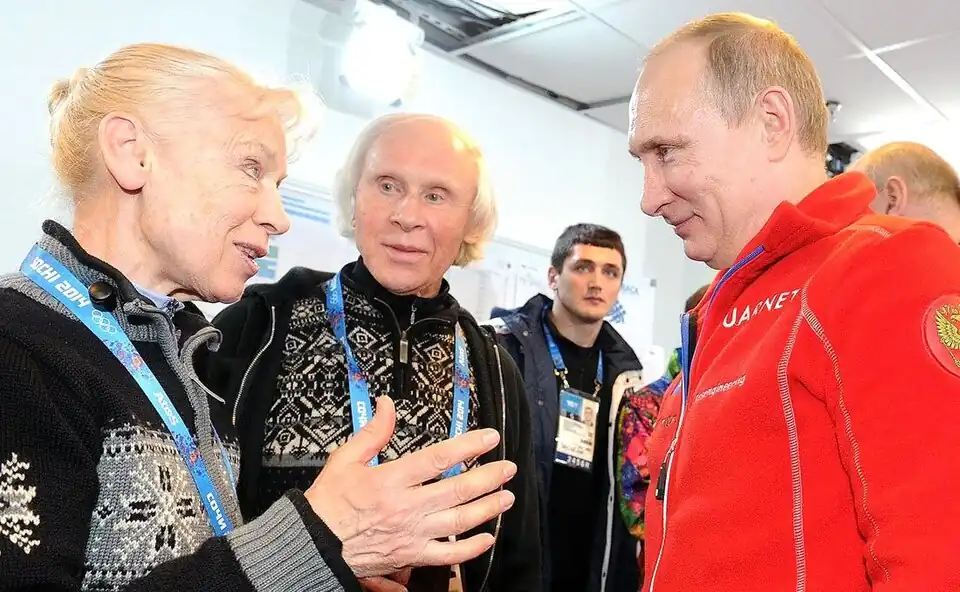 Władimir Putin rozmawia z Ludmiłą Biełousową i&nbsp;Olegiem Protopowem, Pałac sportów zimowych Ajsbierg, 9 lutego 2014