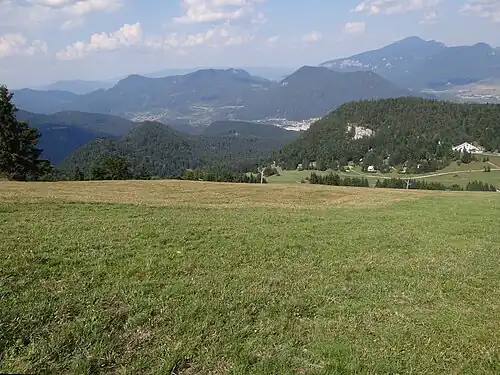 Widok w kierunku północnym; na ostatnim planie Wielki Chocz