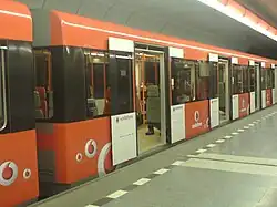 Pociąg w malowaniu reklamowym (od września 2007) na stacji Ládví