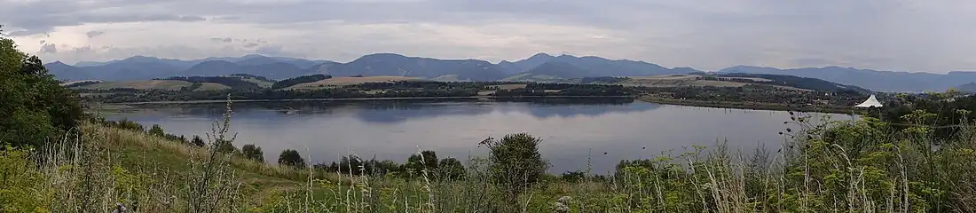 Zbiornik Bešeňová, widok na Niżne Tatry i miejscowość Bešeňová