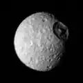 Mimas. Widoczny krater Herschel