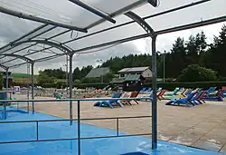 Widok na basen siedzący i pływacki