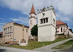 Zabytki: dzwonnica, figura maryjna i poczta