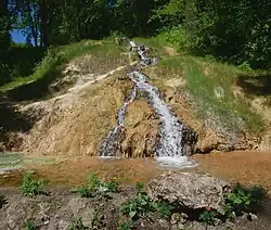 Trawertynowa kopa w parku zdrojowym