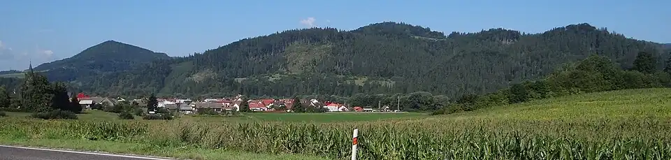 Widok z północno-wschodniej strony wsi Krivá. Od lewej szczyty: Ostrẏ vrch i Vysoký grúň