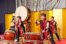 Grający na bębnach zawiązują hachimaki