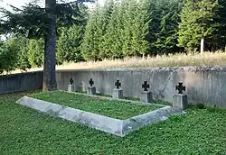 Mogiły z małymi krzyżami niemieckimi