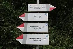 Drogowskazy na terenie parku