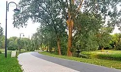 Alejka parku H. Sienkiewicza, w tle katedra włocławska