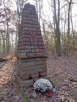 Obelisk stojący u szczytu cmentarza