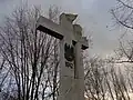 Krzyż zwieńczający pomnik