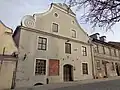 Kamienica przy ul. Stary Rynek 14 przed remontem. Widoczny m.in. odsłonięty fragment gotyckiego układu cegieł