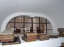 Zakratowane okno babińca