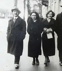 W. Strzębalski z córkami Wiesławą i Danutą