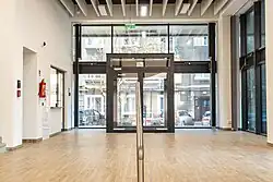 Przeszklony, jasny hol.