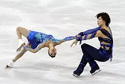 Tyłem zewnątrz (BoDs) z trzymaniem nogi (Tong Jian / Pang Qing)