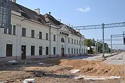 Dworzec od strony peronów w czasie prac modernizacyjnych w 2015 r.
