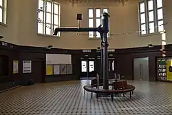 Żuraw wodny umieszczony na dworcu Wałbrzych Miasto