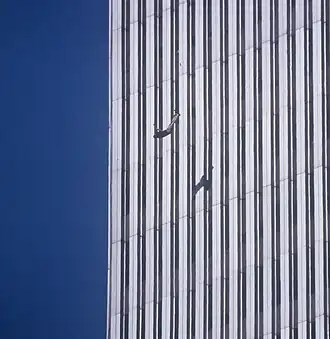 Spadający mężczyzna z jednej z bliźniaczych wież