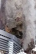 Spadający gruz z walącej się południowej wieży na WTC 3 o godz. 9:59