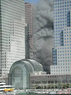 Płonący budynek WTC7 po zawalaniu się bliźniaczych wież 11 września 2001 roku