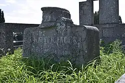 Szarotki i żołnierska czapka.