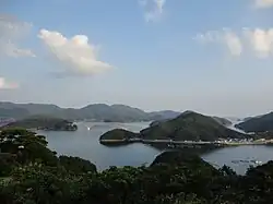 Most Wakamatsu łączy wyspy: Kaminaka (po lewej) i Wakamatsu (po prawej), w głębi południowy kraniec wyspy Nakadōri