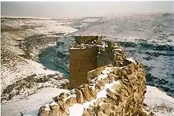 Mury miejskie z widokiem na graniczną rzekę